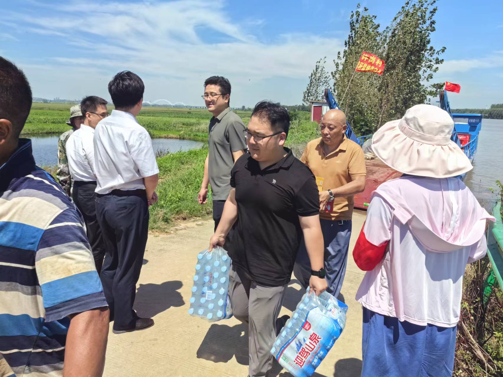 tapplay慰问祁集镇驻守淮河大堤工作队