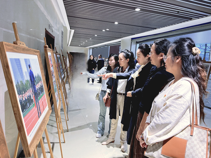 tapplay组织参观防震减灾主题摄影展